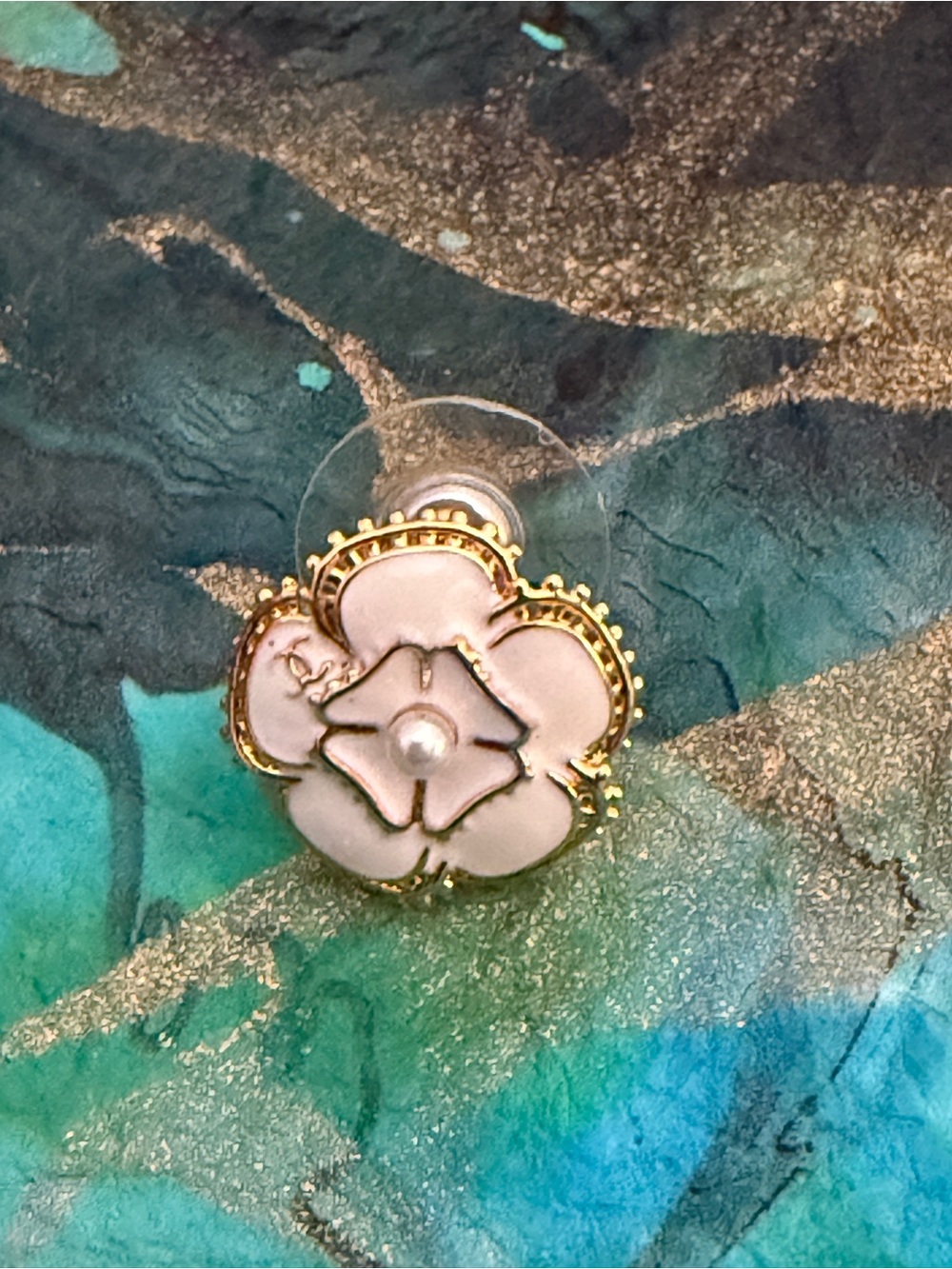 Elegant Gold Flower Stud Earrings with white Enamel, Pearl Center and gold-tone - Picture 4 of 7